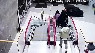 17-летняя москвичка получила тяжелые травмы после падения с поручня эскалатора