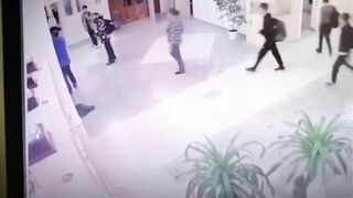 Разъяренный родитель прямо в школе  напал на 12-летнего мальчика