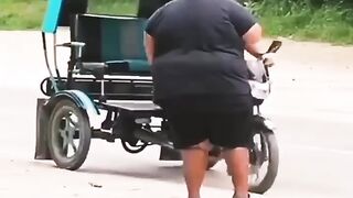 LUCU NGAKAK,prank badan besar naik becak, jomplangin tukang becak motor