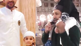 Sarfaraz Ahmed reciting Naat while performing Umrah