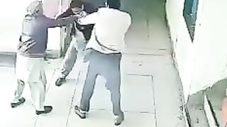 کرپٹ آفیسر کی دھلائی