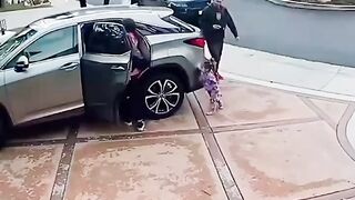 Jbi bolty hai car Sy dekh KY utro danger