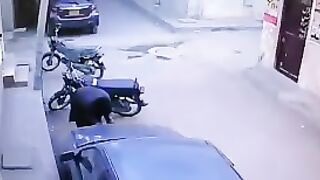 bacha lo apni battery car ki