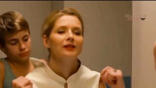 Summer Vacation With Mom Hollywood Movie Explained in Hindi _  Movie Explained