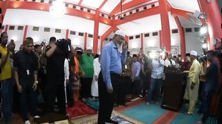 Dr Zakir Naik mengimamkan solat Maghrib
