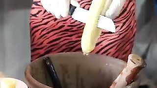 Beautiful_Pattaya_owner___Thai_street_food(360p).