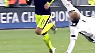 Ozil Solo Goal...