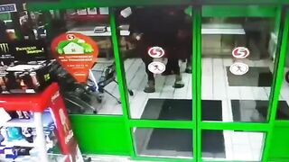 Этиловый 43-летний  оседал своего жеребца и заехал в «Пятерочку»