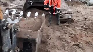 Three Uzbeks are replacing the excavator.