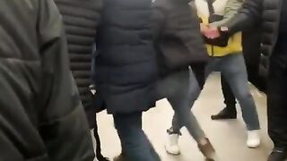 Жесткая драка на станции метро «Пушкинская» в Москве.