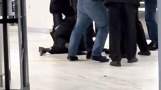 Гости столицы подрались с охранниками в ТЦ Европолис в Ростокино