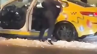 У таксиста Максима был плохой день — он подрался с девушкой