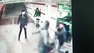 В московской подземке толпа мигрантов избили русского военнослужащего.