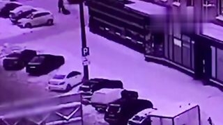 Боец ММА напал на оперативника в Петербурге и сбежал