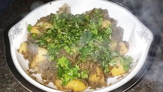 Restaurant Wali Aalu Palak l ہر کوئی آلو پالک کے اس نئے اور پر لطف طریقے کی تعریف کرے گا l Aloo Palk
