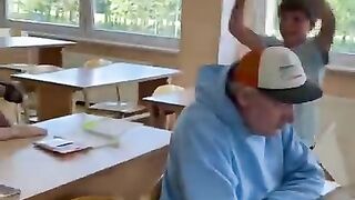 أصدقاء مشاغبين في المدرسة ????