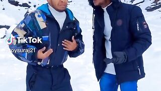 Subah se daud Rahi hai mere Piche chaku lekar Maine to bus itna kaha tha Dil chir ke dekh