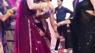 Girl v/s Boy Dancing in Winter funny dance????????