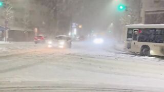 the once-in-ten-year blizzard in Kyoto made the road impossible to walk ah ah