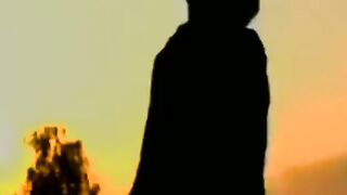 Bی بھیگی بارش میں وہ بن کے چھتری چلتا ہوگا