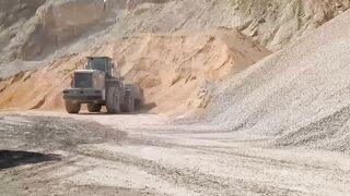 Cat 966f loading crush on dumper truck | loder caterpillar wheel loader loading dumper truck