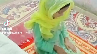 Gul Bibi namaz par rahi hai