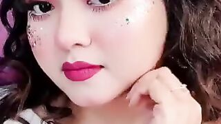 Ye larki Kya kr rhi ha