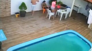 Насос для бассейна засосал волосы девочки.