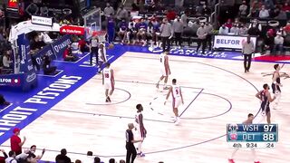 Kyle Kuzma gives the middle finger to a Pistons fan