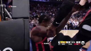 Carmelo Anthony gets the T after shoving Julius Randle.