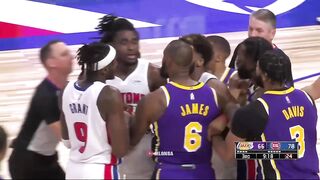 Isaiah Stewart absolutely lost his mind after getting elbowed by LeBron James