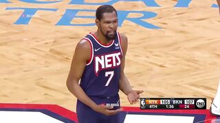 Julius Randle is out here getting cooked by KD and then gets a tech