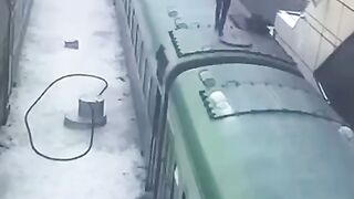 погиб механик, который забрался на крышу вагона для ремонта неисправности.