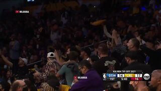 Carmelo Anthony and Rajon Rondo getting a huge ovation from the crowd on checking into the game