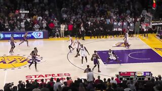 Russell Westbrook with back to back CLUTCH buckets 