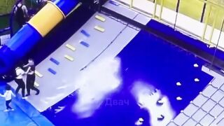 Директор парка отказывается брать на себя ответственность за инцидент с девочкой