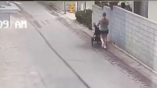 A brave Mother save her Baby from a Abnormal driver