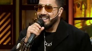 Kapil Sharma ki Mother bht achy song Gati hain.