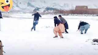 #throwing snow on each other#enjoy on the white ground