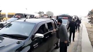 Farukh habib opposing to police and fighting