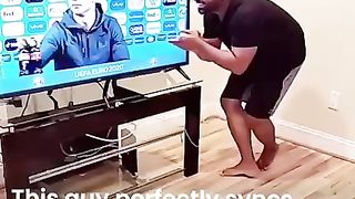 Amazing synchronisation of Tik Toker guy