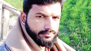 Apne kheton me kaam krty ho or enjoy krty