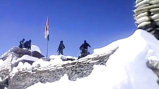 INDIAN ARMY AND PAKISTANI ARMY REMOVE SNOW FROM BANUKERS #kargilHeors #IndianArmy