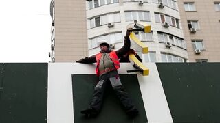McDonald's Қазақстанда үлкен жеңілдіктермен және тегін жеткізумен ашылды.