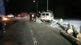 Автобус с детьми перевернулся на трассе в Ярославской области.