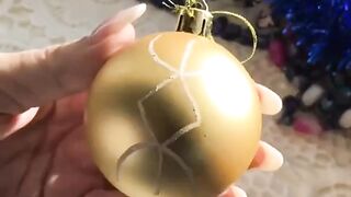 Обязательно сделай Волшебные новогодние шары на елку.