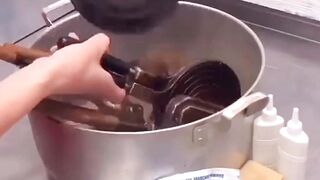 Лайфхак Как почистить формочки и сковородочки своим способом.