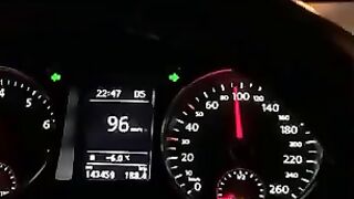 Машина на скорости около 90 км/ч везет снегокат с мужчиной