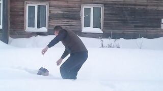 В Ханты-Мансийске мужчина спас ребенка, который провалился в сугроб.