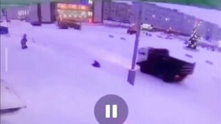 "В Гаджиево (Мурманская область) ребёнок попал под колеса грузовика!
